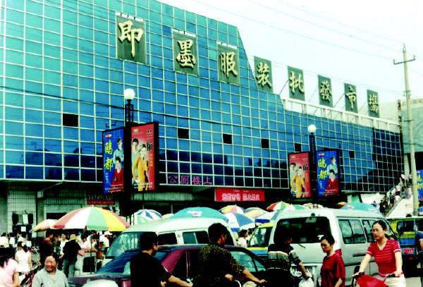 即墨服裝批發(fā)市場(chǎng)火爆惠及市場(chǎng)周邊人群，看車人月收入三千多